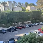 Studio Calme Avec Vue Sur Un Grand Pin Parasol