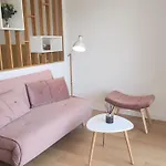 Studio Calme Avec Vue Sur Un Grand Pin Parasol
