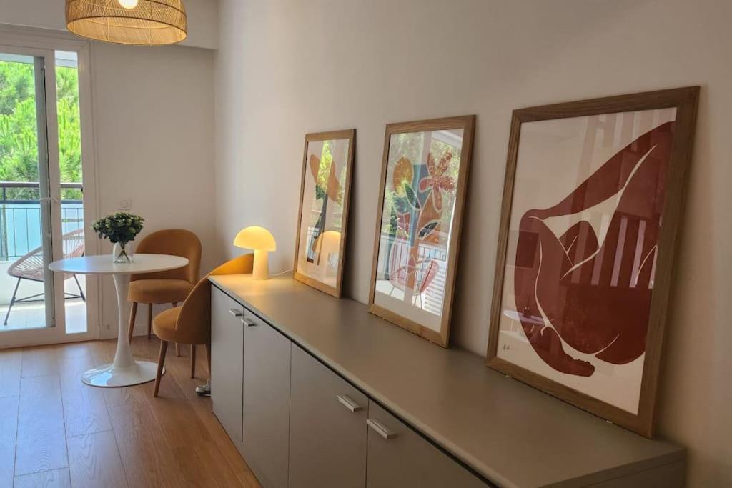 Calme Avec Vue Sur Un Grand Pin Parasol Appartement *