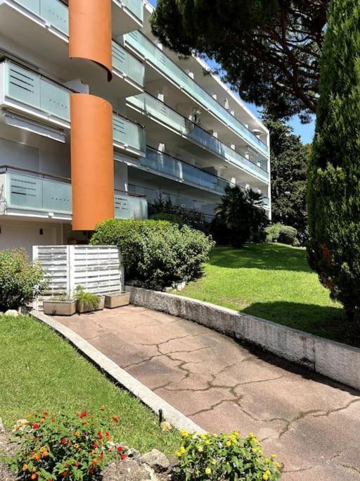 Appartement Calme Avec Vue Sur Un Grand Pin Parasol Cannes